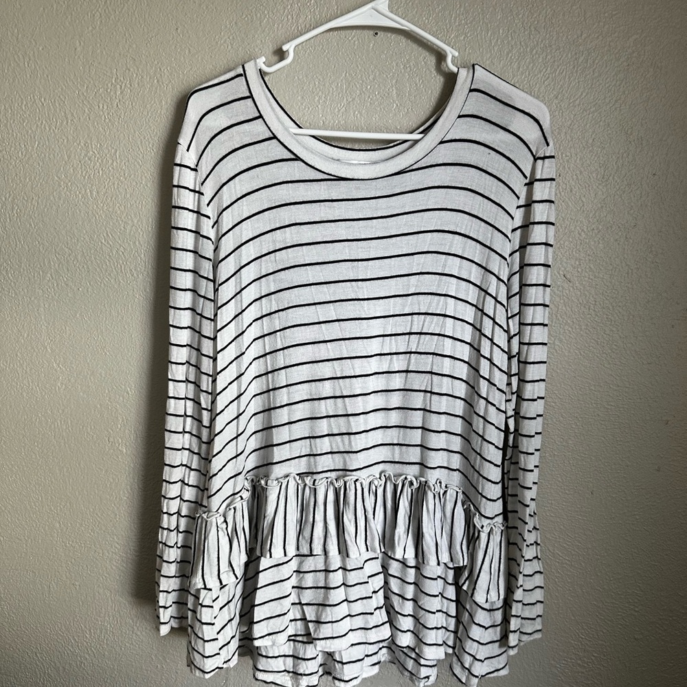 Women’s Rae Dunn black and white top